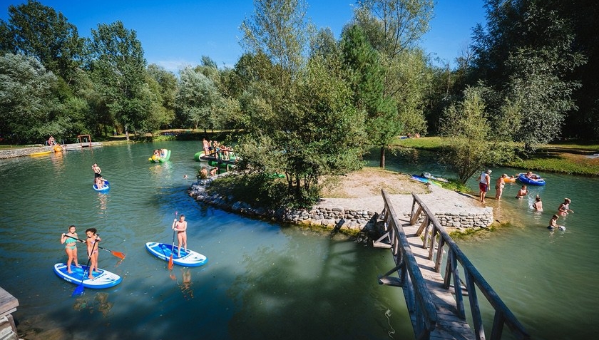 COP Travel Slovinsko Kamp Menina paddleboarding